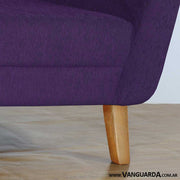 Caravaggio 3 cuerpos zafiro violeta detalle pie