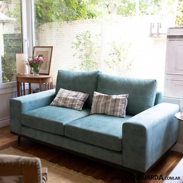 Sofa vintage de tres cuerpos ideal para combinar con butacas retro