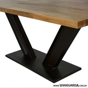 mesa de comedor industrial de madera y metal