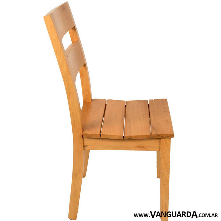 silla de madera con respaldo curvo